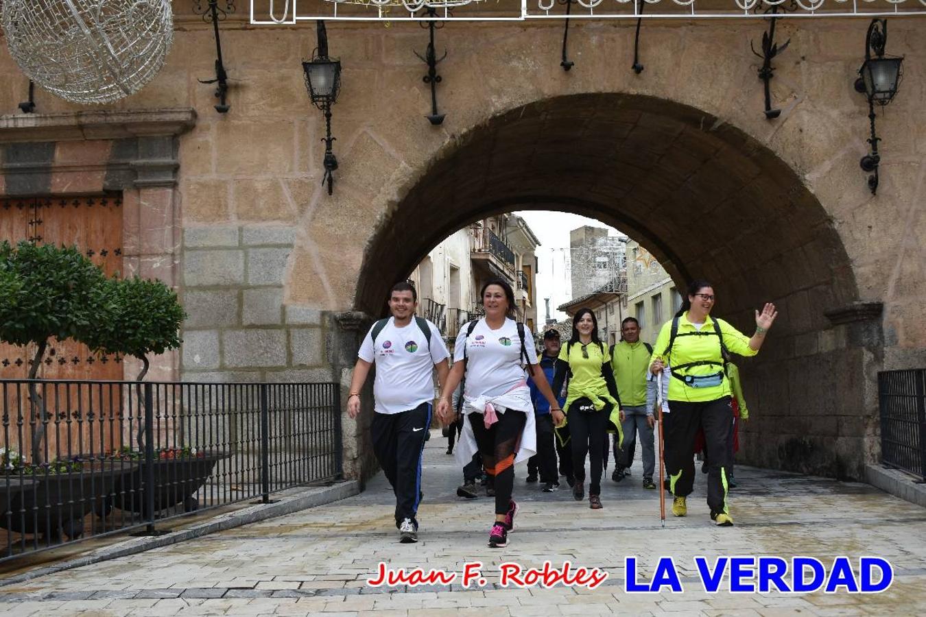 Unas 200 personas de Granja de Rocamora, Abanilla y Ulea finalizaron ayer el recorrido, a pide, de los 120 kilómetros que separan la localidad alicantina de Caravaca de la Cruz. Los cuatro municipios comparten la devoción a sendos Lignum Crucis que se veneran en cada una de las localidades. Ayer recorrieron la última etapa, desde Bullas hasta basílica de la Vera Cruz en una ceremonia oficiada por el rector, Emilio Sánchez, y en la que estuvieron presentes los representantes de las instituciones religiosas que organizaban la peregrinación y una representación de los ocho Ayuntamientos que atraviesa este camino.