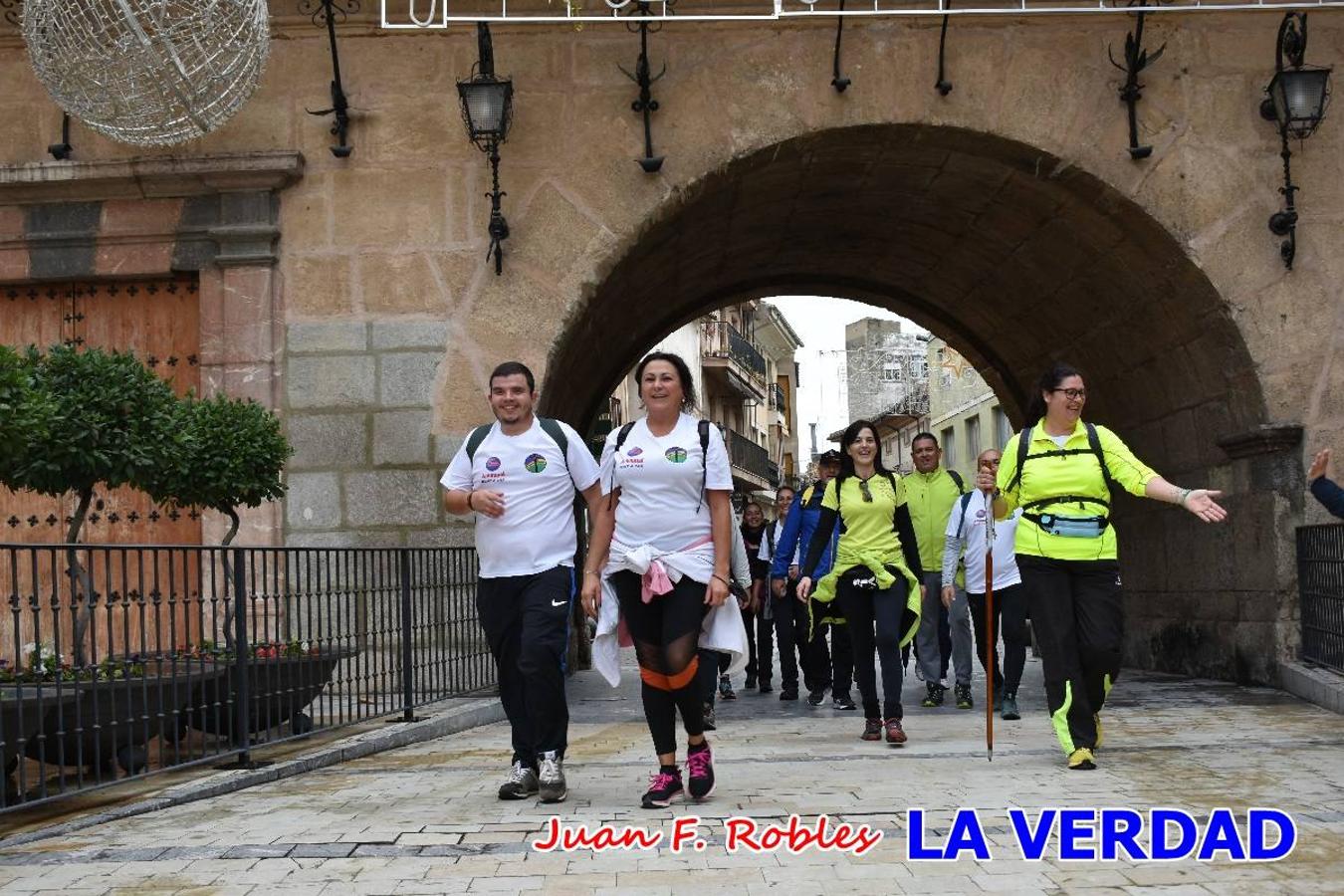 Unas 200 personas de Granja de Rocamora, Abanilla y Ulea finalizaron ayer el recorrido, a pide, de los 120 kilómetros que separan la localidad alicantina de Caravaca de la Cruz. Los cuatro municipios comparten la devoción a sendos Lignum Crucis que se veneran en cada una de las localidades. Ayer recorrieron la última etapa, desde Bullas hasta basílica de la Vera Cruz en una ceremonia oficiada por el rector, Emilio Sánchez, y en la que estuvieron presentes los representantes de las instituciones religiosas que organizaban la peregrinación y una representación de los ocho Ayuntamientos que atraviesa este camino.