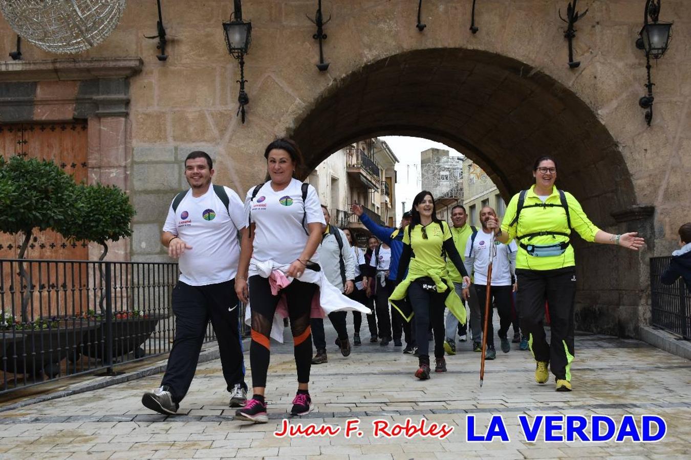 Unas 200 personas de Granja de Rocamora, Abanilla y Ulea finalizaron ayer el recorrido, a pide, de los 120 kilómetros que separan la localidad alicantina de Caravaca de la Cruz. Los cuatro municipios comparten la devoción a sendos Lignum Crucis que se veneran en cada una de las localidades. Ayer recorrieron la última etapa, desde Bullas hasta basílica de la Vera Cruz en una ceremonia oficiada por el rector, Emilio Sánchez, y en la que estuvieron presentes los representantes de las instituciones religiosas que organizaban la peregrinación y una representación de los ocho Ayuntamientos que atraviesa este camino.