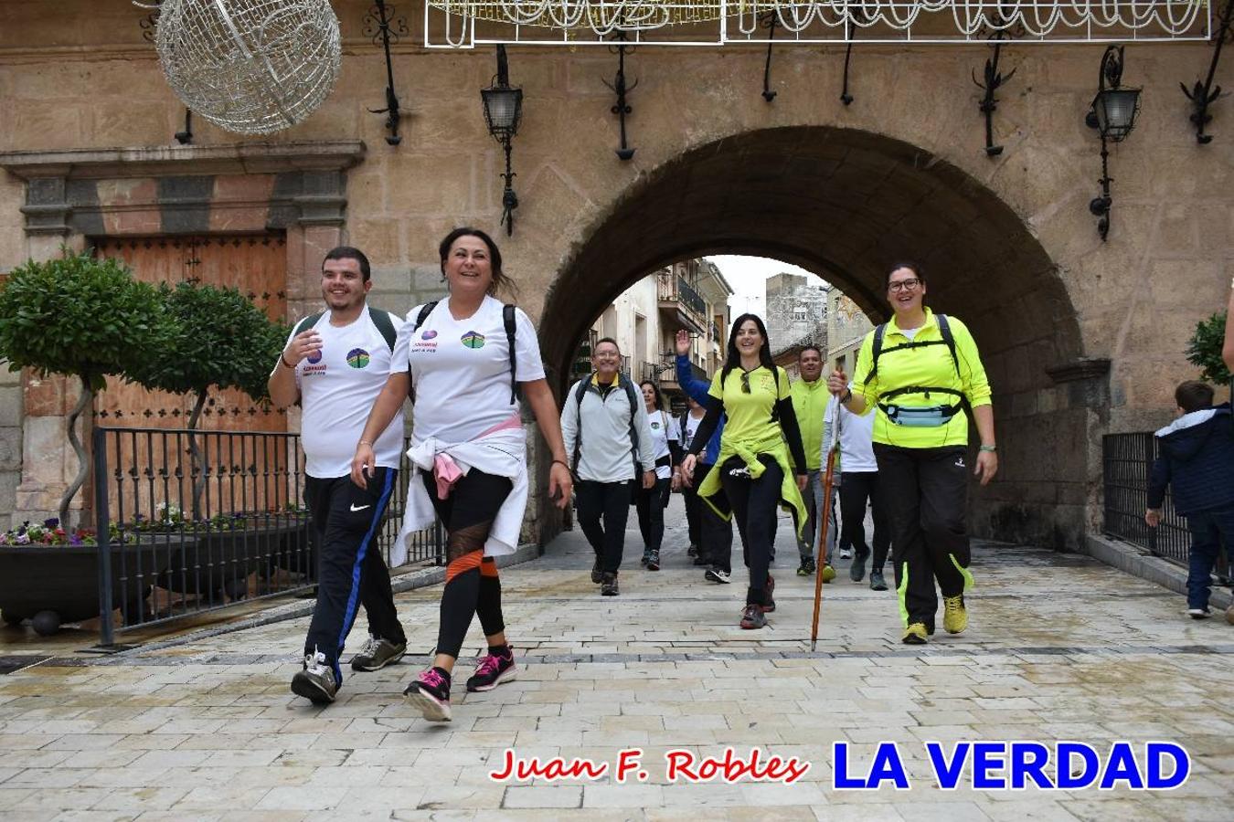 Unas 200 personas de Granja de Rocamora, Abanilla y Ulea finalizaron ayer el recorrido, a pide, de los 120 kilómetros que separan la localidad alicantina de Caravaca de la Cruz. Los cuatro municipios comparten la devoción a sendos Lignum Crucis que se veneran en cada una de las localidades. Ayer recorrieron la última etapa, desde Bullas hasta basílica de la Vera Cruz en una ceremonia oficiada por el rector, Emilio Sánchez, y en la que estuvieron presentes los representantes de las instituciones religiosas que organizaban la peregrinación y una representación de los ocho Ayuntamientos que atraviesa este camino.