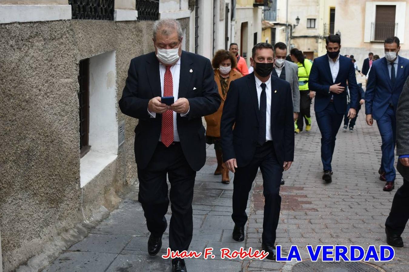 Unas 200 personas de Granja de Rocamora, Abanilla y Ulea finalizaron ayer el recorrido, a pide, de los 120 kilómetros que separan la localidad alicantina de Caravaca de la Cruz. Los cuatro municipios comparten la devoción a sendos Lignum Crucis que se veneran en cada una de las localidades. Ayer recorrieron la última etapa, desde Bullas hasta basílica de la Vera Cruz en una ceremonia oficiada por el rector, Emilio Sánchez, y en la que estuvieron presentes los representantes de las instituciones religiosas que organizaban la peregrinación y una representación de los ocho Ayuntamientos que atraviesa este camino.