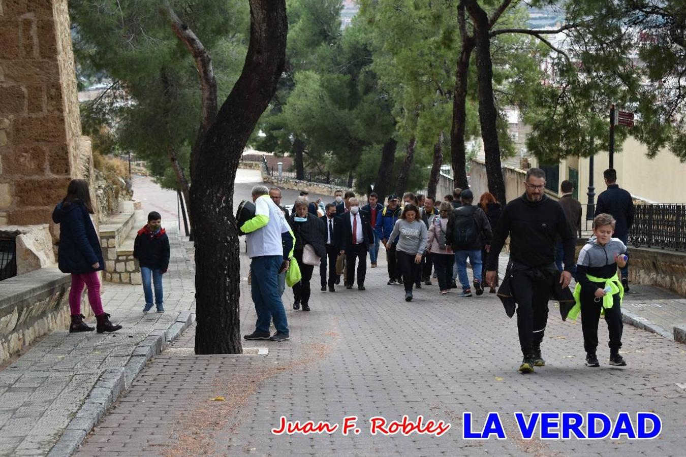 Unas 200 personas de Granja de Rocamora, Abanilla y Ulea finalizaron ayer el recorrido, a pide, de los 120 kilómetros que separan la localidad alicantina de Caravaca de la Cruz. Los cuatro municipios comparten la devoción a sendos Lignum Crucis que se veneran en cada una de las localidades. Ayer recorrieron la última etapa, desde Bullas hasta basílica de la Vera Cruz en una ceremonia oficiada por el rector, Emilio Sánchez, y en la que estuvieron presentes los representantes de las instituciones religiosas que organizaban la peregrinación y una representación de los ocho Ayuntamientos que atraviesa este camino.