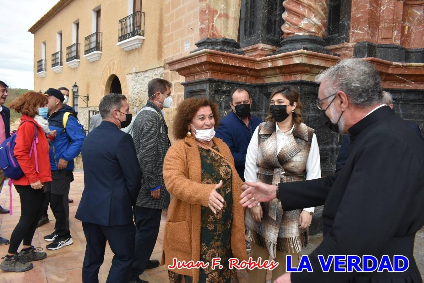 Unas 200 personas de Granja de Rocamora, Abanilla y Ulea finalizaron ayer el recorrido, a pide, de los 120 kilómetros que separan la localidad alicantina de Caravaca de la Cruz. Los cuatro municipios comparten la devoción a sendos Lignum Crucis que se veneran en cada una de las localidades. Ayer recorrieron la última etapa, desde Bullas hasta basílica de la Vera Cruz en una ceremonia oficiada por el rector, Emilio Sánchez, y en la que estuvieron presentes los representantes de las instituciones religiosas que organizaban la peregrinación y una representación de los ocho Ayuntamientos que atraviesa este camino.