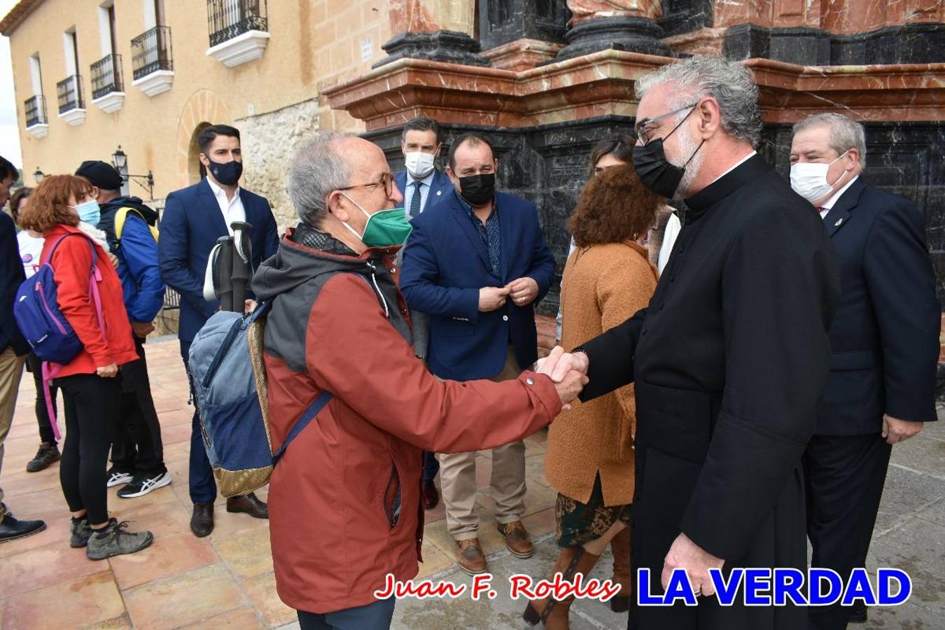 Unas 200 personas de Granja de Rocamora, Abanilla y Ulea finalizaron ayer el recorrido, a pide, de los 120 kilómetros que separan la localidad alicantina de Caravaca de la Cruz. Los cuatro municipios comparten la devoción a sendos Lignum Crucis que se veneran en cada una de las localidades. Ayer recorrieron la última etapa, desde Bullas hasta basílica de la Vera Cruz en una ceremonia oficiada por el rector, Emilio Sánchez, y en la que estuvieron presentes los representantes de las instituciones religiosas que organizaban la peregrinación y una representación de los ocho Ayuntamientos que atraviesa este camino.