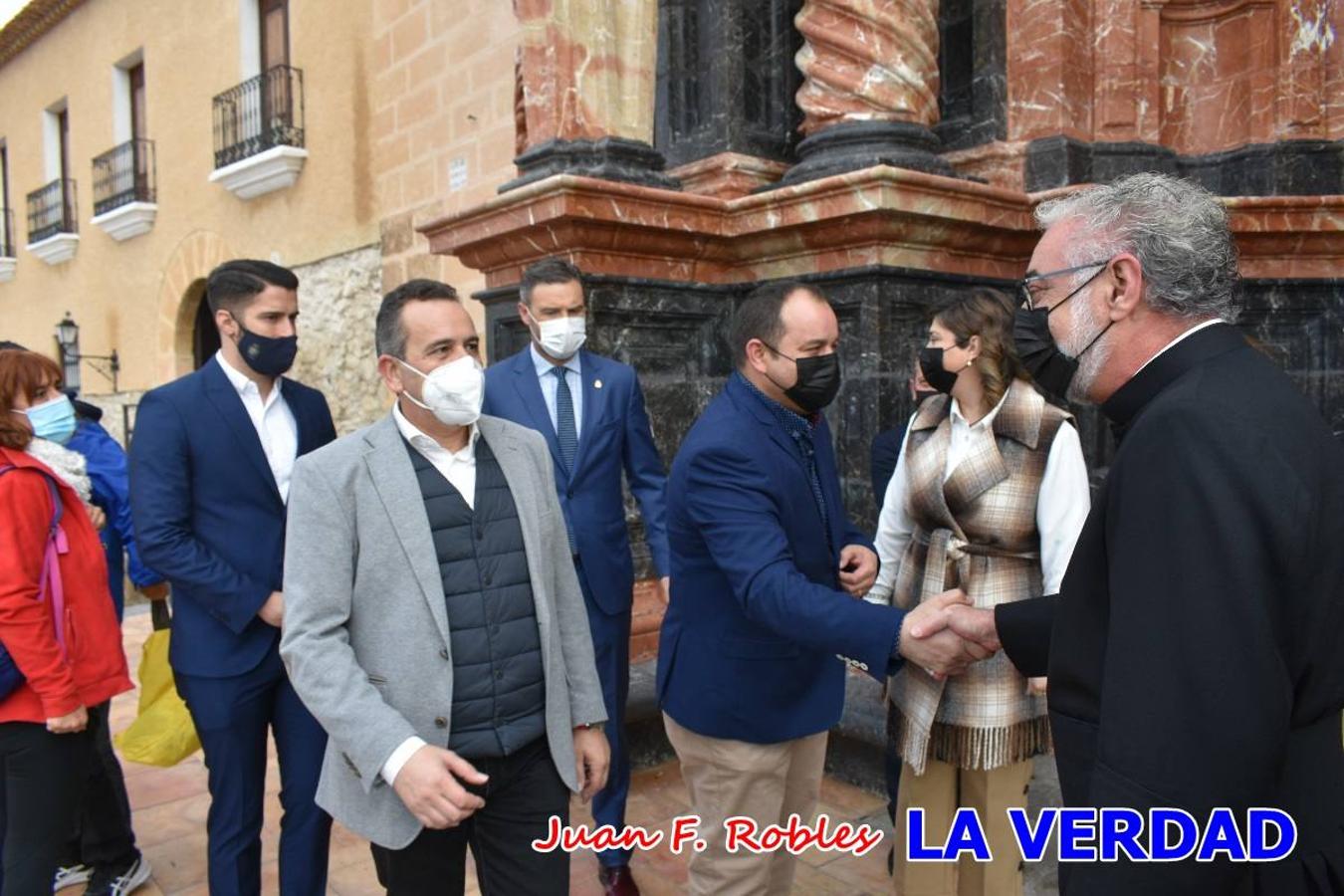 Unas 200 personas de Granja de Rocamora, Abanilla y Ulea finalizaron ayer el recorrido, a pide, de los 120 kilómetros que separan la localidad alicantina de Caravaca de la Cruz. Los cuatro municipios comparten la devoción a sendos Lignum Crucis que se veneran en cada una de las localidades. Ayer recorrieron la última etapa, desde Bullas hasta basílica de la Vera Cruz en una ceremonia oficiada por el rector, Emilio Sánchez, y en la que estuvieron presentes los representantes de las instituciones religiosas que organizaban la peregrinación y una representación de los ocho Ayuntamientos que atraviesa este camino.