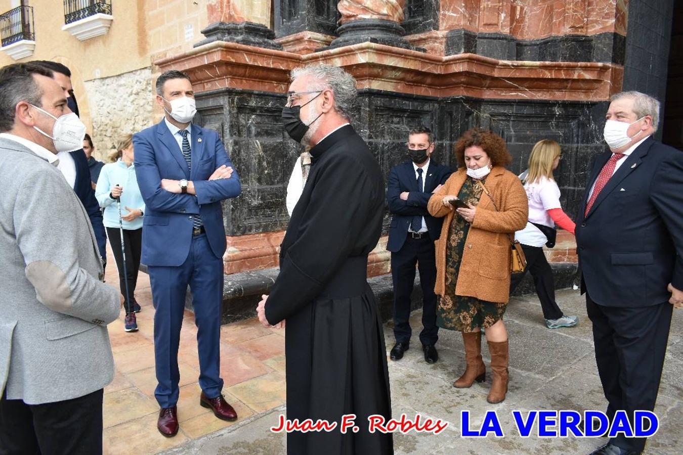 Unas 200 personas de Granja de Rocamora, Abanilla y Ulea finalizaron ayer el recorrido, a pide, de los 120 kilómetros que separan la localidad alicantina de Caravaca de la Cruz. Los cuatro municipios comparten la devoción a sendos Lignum Crucis que se veneran en cada una de las localidades. Ayer recorrieron la última etapa, desde Bullas hasta basílica de la Vera Cruz en una ceremonia oficiada por el rector, Emilio Sánchez, y en la que estuvieron presentes los representantes de las instituciones religiosas que organizaban la peregrinación y una representación de los ocho Ayuntamientos que atraviesa este camino.