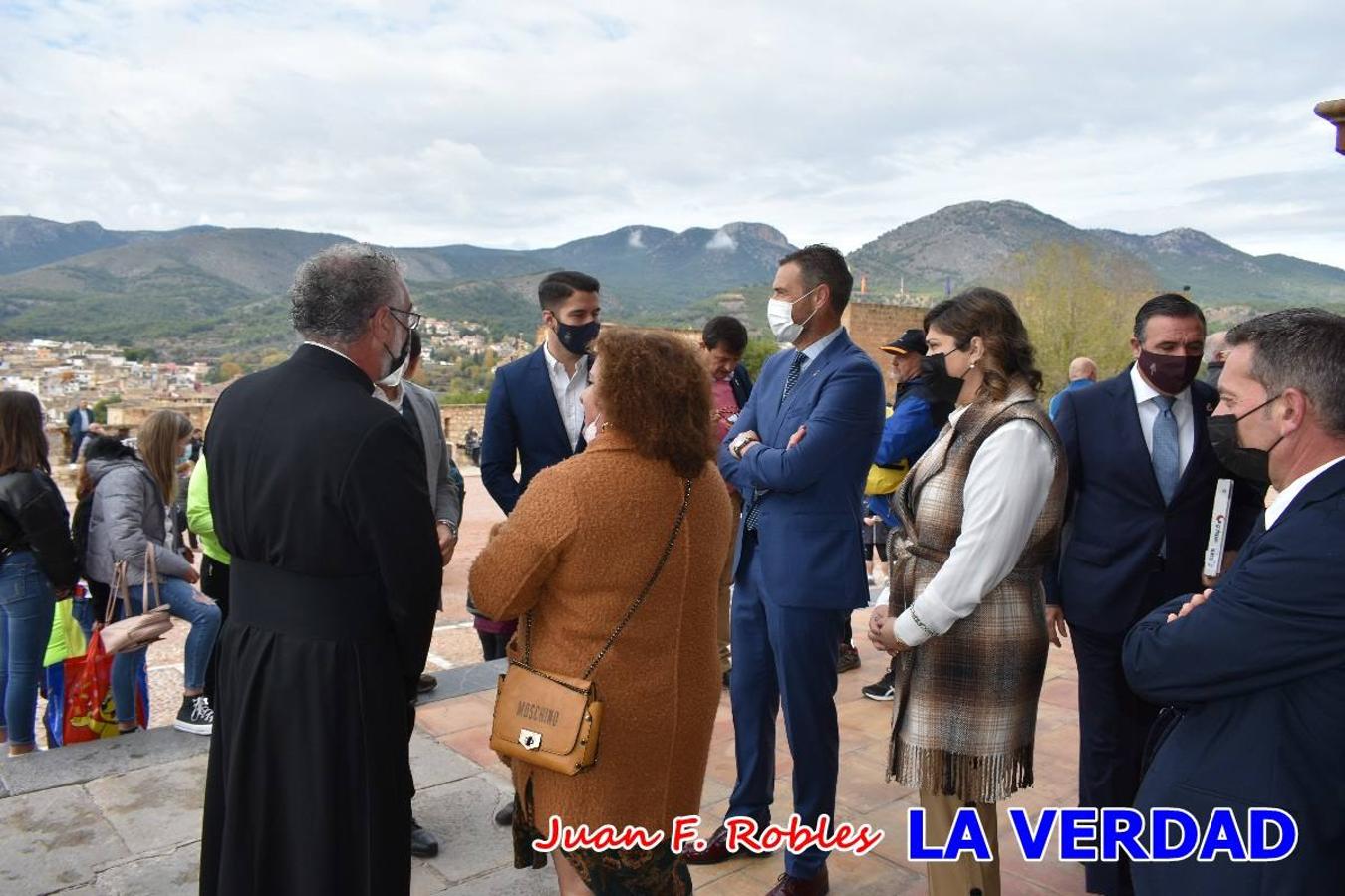 Unas 200 personas de Granja de Rocamora, Abanilla y Ulea finalizaron ayer el recorrido, a pide, de los 120 kilómetros que separan la localidad alicantina de Caravaca de la Cruz. Los cuatro municipios comparten la devoción a sendos Lignum Crucis que se veneran en cada una de las localidades. Ayer recorrieron la última etapa, desde Bullas hasta basílica de la Vera Cruz en una ceremonia oficiada por el rector, Emilio Sánchez, y en la que estuvieron presentes los representantes de las instituciones religiosas que organizaban la peregrinación y una representación de los ocho Ayuntamientos que atraviesa este camino.