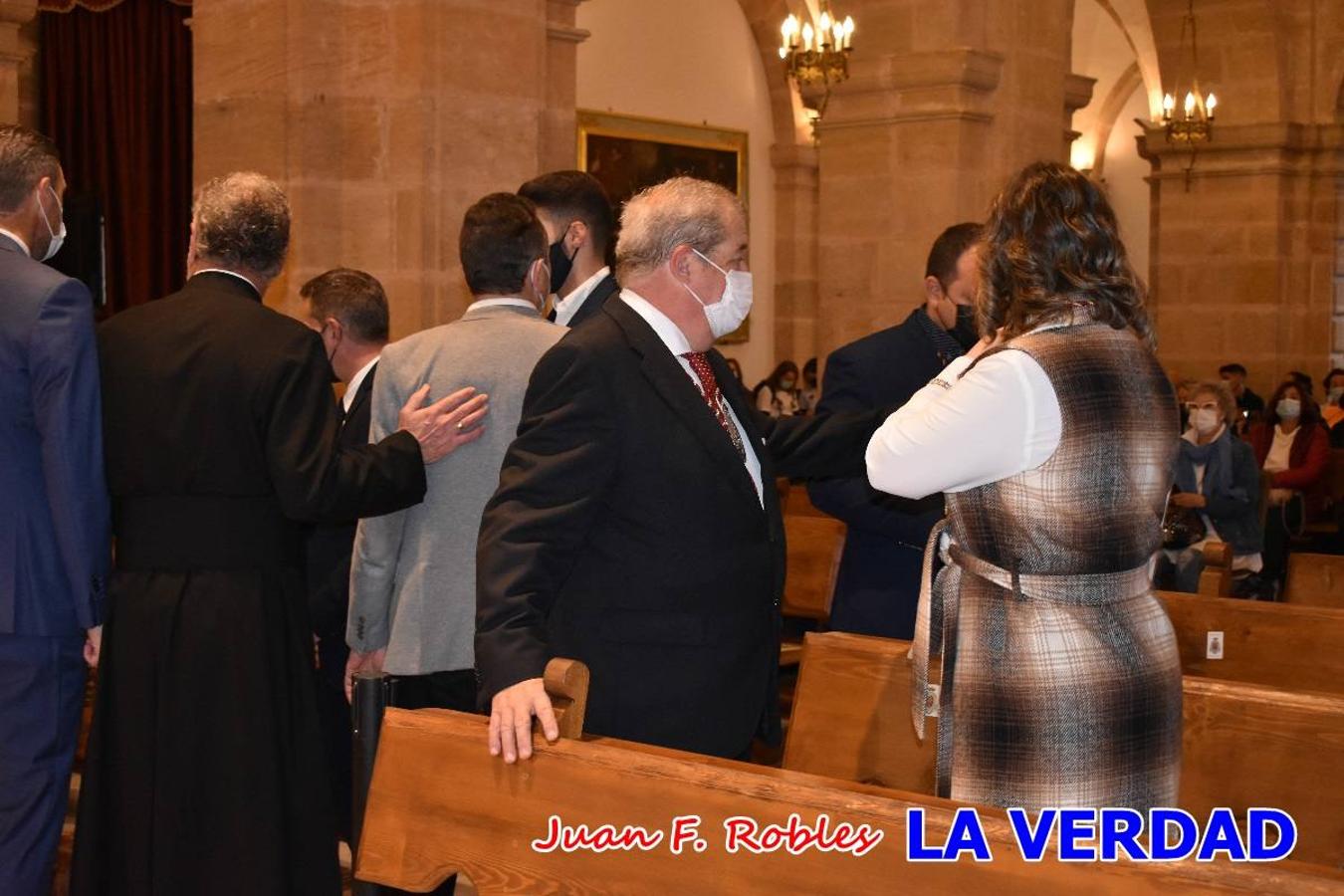 Unas 200 personas de Granja de Rocamora, Abanilla y Ulea finalizaron ayer el recorrido, a pide, de los 120 kilómetros que separan la localidad alicantina de Caravaca de la Cruz. Los cuatro municipios comparten la devoción a sendos Lignum Crucis que se veneran en cada una de las localidades. Ayer recorrieron la última etapa, desde Bullas hasta basílica de la Vera Cruz en una ceremonia oficiada por el rector, Emilio Sánchez, y en la que estuvieron presentes los representantes de las instituciones religiosas que organizaban la peregrinación y una representación de los ocho Ayuntamientos que atraviesa este camino.