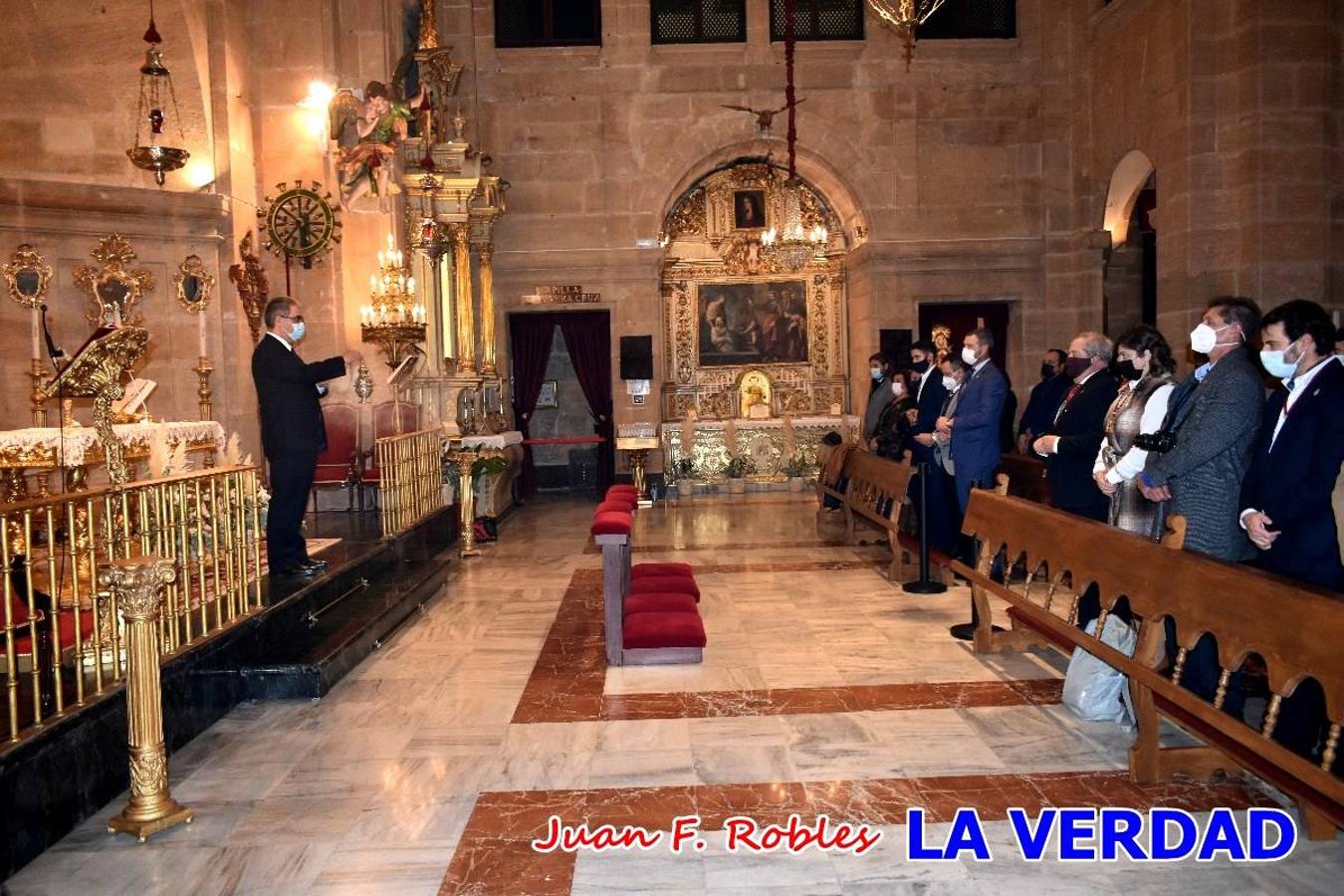 Unas 200 personas de Granja de Rocamora, Abanilla y Ulea finalizaron ayer el recorrido, a pide, de los 120 kilómetros que separan la localidad alicantina de Caravaca de la Cruz. Los cuatro municipios comparten la devoción a sendos Lignum Crucis que se veneran en cada una de las localidades. Ayer recorrieron la última etapa, desde Bullas hasta basílica de la Vera Cruz en una ceremonia oficiada por el rector, Emilio Sánchez, y en la que estuvieron presentes los representantes de las instituciones religiosas que organizaban la peregrinación y una representación de los ocho Ayuntamientos que atraviesa este camino.