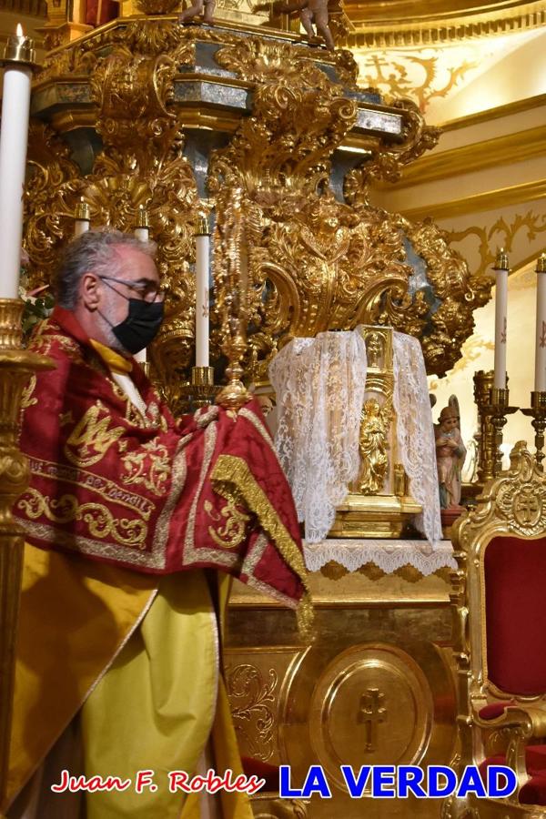 Unas 200 personas de Granja de Rocamora, Abanilla y Ulea finalizaron ayer el recorrido, a pide, de los 120 kilómetros que separan la localidad alicantina de Caravaca de la Cruz. Los cuatro municipios comparten la devoción a sendos Lignum Crucis que se veneran en cada una de las localidades. Ayer recorrieron la última etapa, desde Bullas hasta basílica de la Vera Cruz en una ceremonia oficiada por el rector, Emilio Sánchez, y en la que estuvieron presentes los representantes de las instituciones religiosas que organizaban la peregrinación y una representación de los ocho Ayuntamientos que atraviesa este camino.