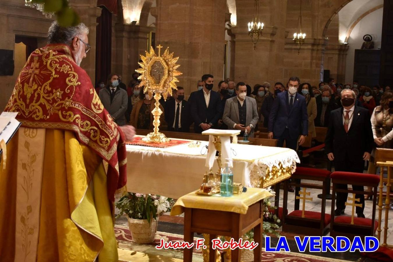 Unas 200 personas de Granja de Rocamora, Abanilla y Ulea finalizaron ayer el recorrido, a pide, de los 120 kilómetros que separan la localidad alicantina de Caravaca de la Cruz. Los cuatro municipios comparten la devoción a sendos Lignum Crucis que se veneran en cada una de las localidades. Ayer recorrieron la última etapa, desde Bullas hasta basílica de la Vera Cruz en una ceremonia oficiada por el rector, Emilio Sánchez, y en la que estuvieron presentes los representantes de las instituciones religiosas que organizaban la peregrinación y una representación de los ocho Ayuntamientos que atraviesa este camino.