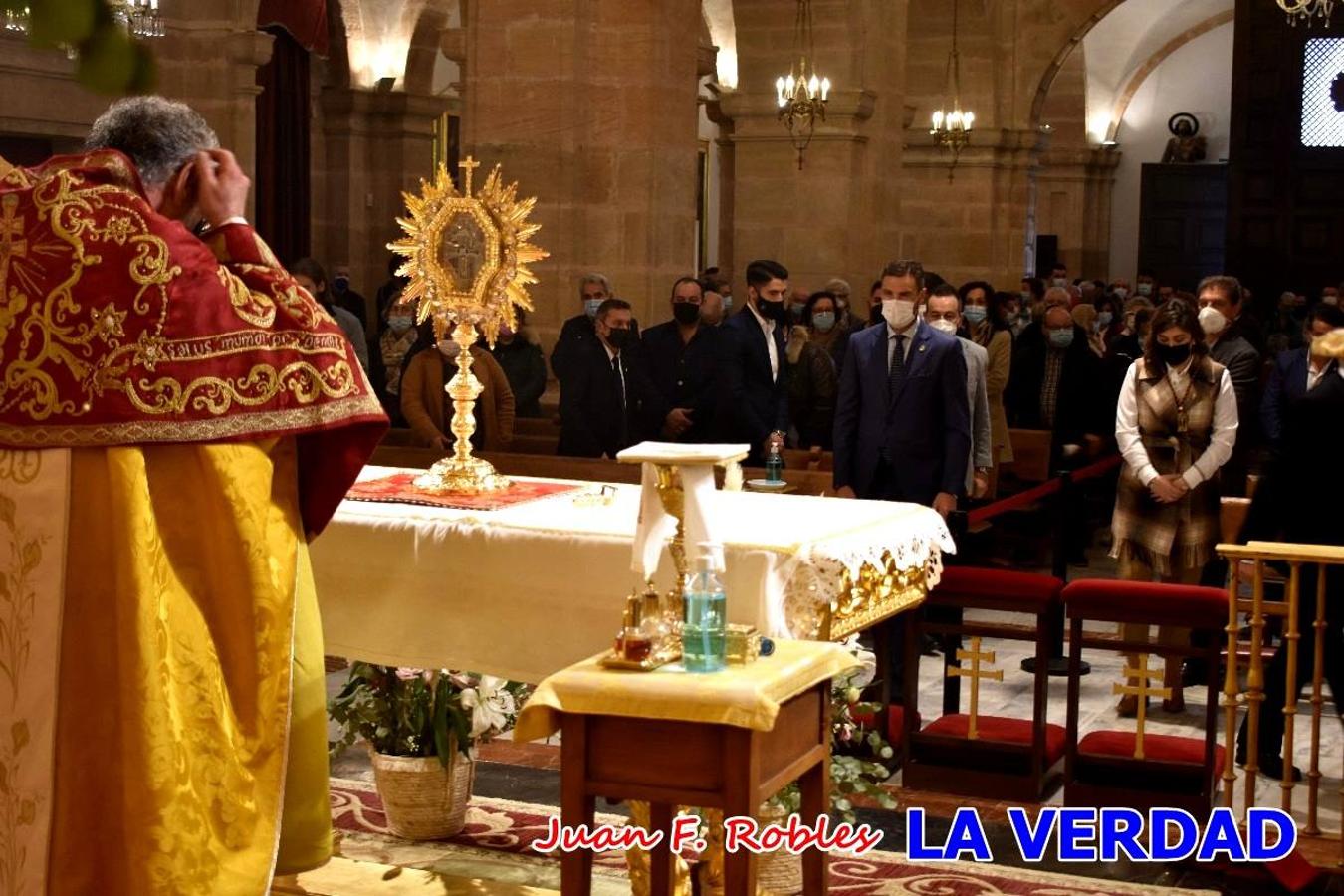 Unas 200 personas de Granja de Rocamora, Abanilla y Ulea finalizaron ayer el recorrido, a pide, de los 120 kilómetros que separan la localidad alicantina de Caravaca de la Cruz. Los cuatro municipios comparten la devoción a sendos Lignum Crucis que se veneran en cada una de las localidades. Ayer recorrieron la última etapa, desde Bullas hasta basílica de la Vera Cruz en una ceremonia oficiada por el rector, Emilio Sánchez, y en la que estuvieron presentes los representantes de las instituciones religiosas que organizaban la peregrinación y una representación de los ocho Ayuntamientos que atraviesa este camino.