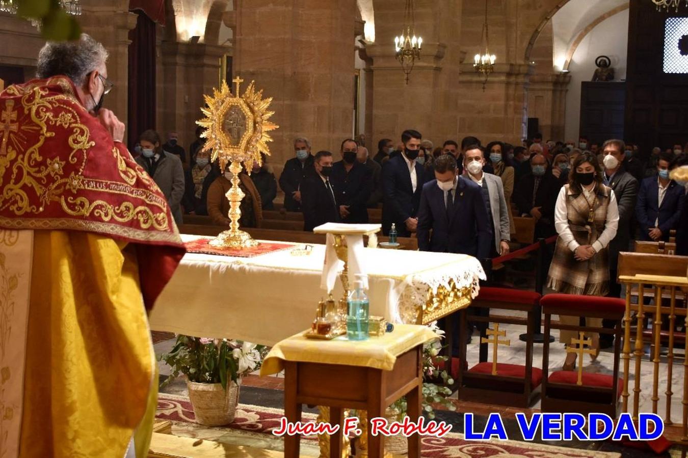 Unas 200 personas de Granja de Rocamora, Abanilla y Ulea finalizaron ayer el recorrido, a pide, de los 120 kilómetros que separan la localidad alicantina de Caravaca de la Cruz. Los cuatro municipios comparten la devoción a sendos Lignum Crucis que se veneran en cada una de las localidades. Ayer recorrieron la última etapa, desde Bullas hasta basílica de la Vera Cruz en una ceremonia oficiada por el rector, Emilio Sánchez, y en la que estuvieron presentes los representantes de las instituciones religiosas que organizaban la peregrinación y una representación de los ocho Ayuntamientos que atraviesa este camino.