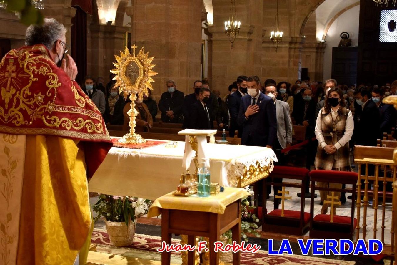 Unas 200 personas de Granja de Rocamora, Abanilla y Ulea finalizaron ayer el recorrido, a pide, de los 120 kilómetros que separan la localidad alicantina de Caravaca de la Cruz. Los cuatro municipios comparten la devoción a sendos Lignum Crucis que se veneran en cada una de las localidades. Ayer recorrieron la última etapa, desde Bullas hasta basílica de la Vera Cruz en una ceremonia oficiada por el rector, Emilio Sánchez, y en la que estuvieron presentes los representantes de las instituciones religiosas que organizaban la peregrinación y una representación de los ocho Ayuntamientos que atraviesa este camino.