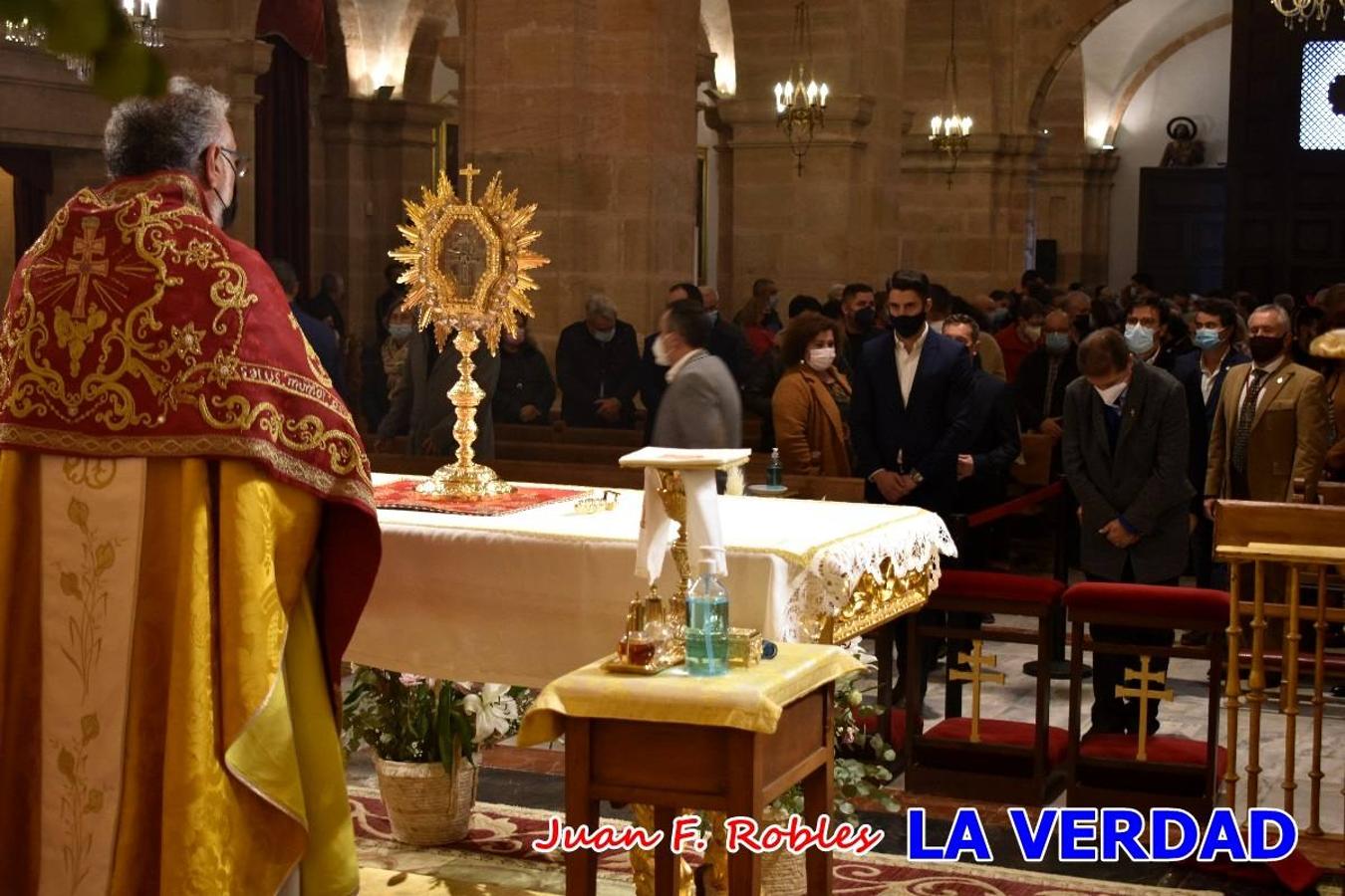 Unas 200 personas de Granja de Rocamora, Abanilla y Ulea finalizaron ayer el recorrido, a pide, de los 120 kilómetros que separan la localidad alicantina de Caravaca de la Cruz. Los cuatro municipios comparten la devoción a sendos Lignum Crucis que se veneran en cada una de las localidades. Ayer recorrieron la última etapa, desde Bullas hasta basílica de la Vera Cruz en una ceremonia oficiada por el rector, Emilio Sánchez, y en la que estuvieron presentes los representantes de las instituciones religiosas que organizaban la peregrinación y una representación de los ocho Ayuntamientos que atraviesa este camino.