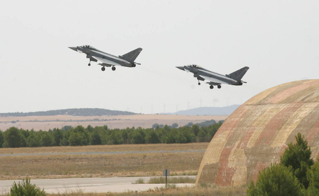 Dos cazas despegan de la Base Aérea de Los Llanos.