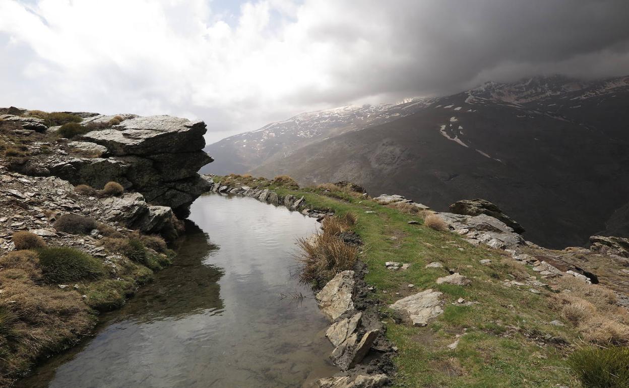 Acequia de careo en Sierra Nevada.