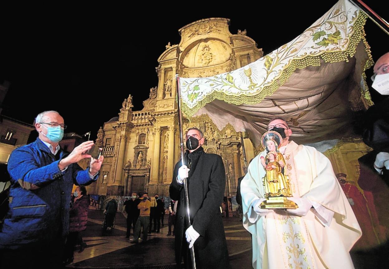 La talla de la Virgen de la Arrixaca, ayer, bajo palio en la plaza del Cardenal Belluga.