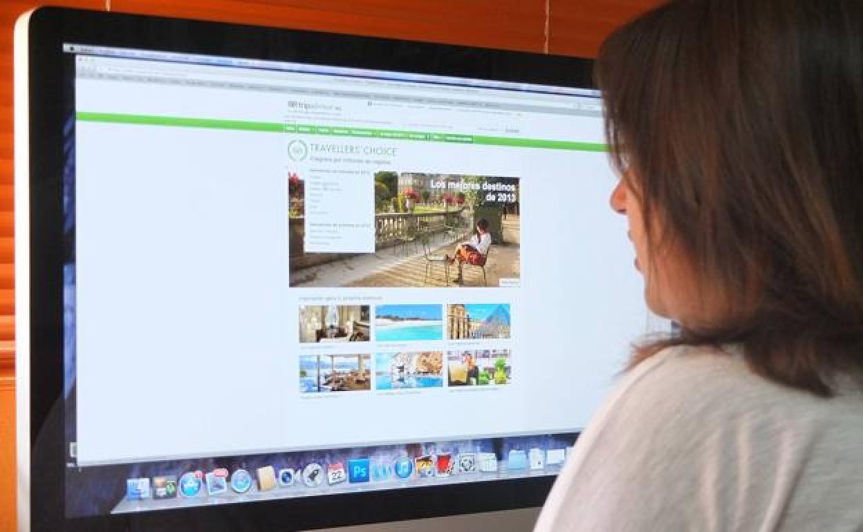 Una mujer navega por Internet. 