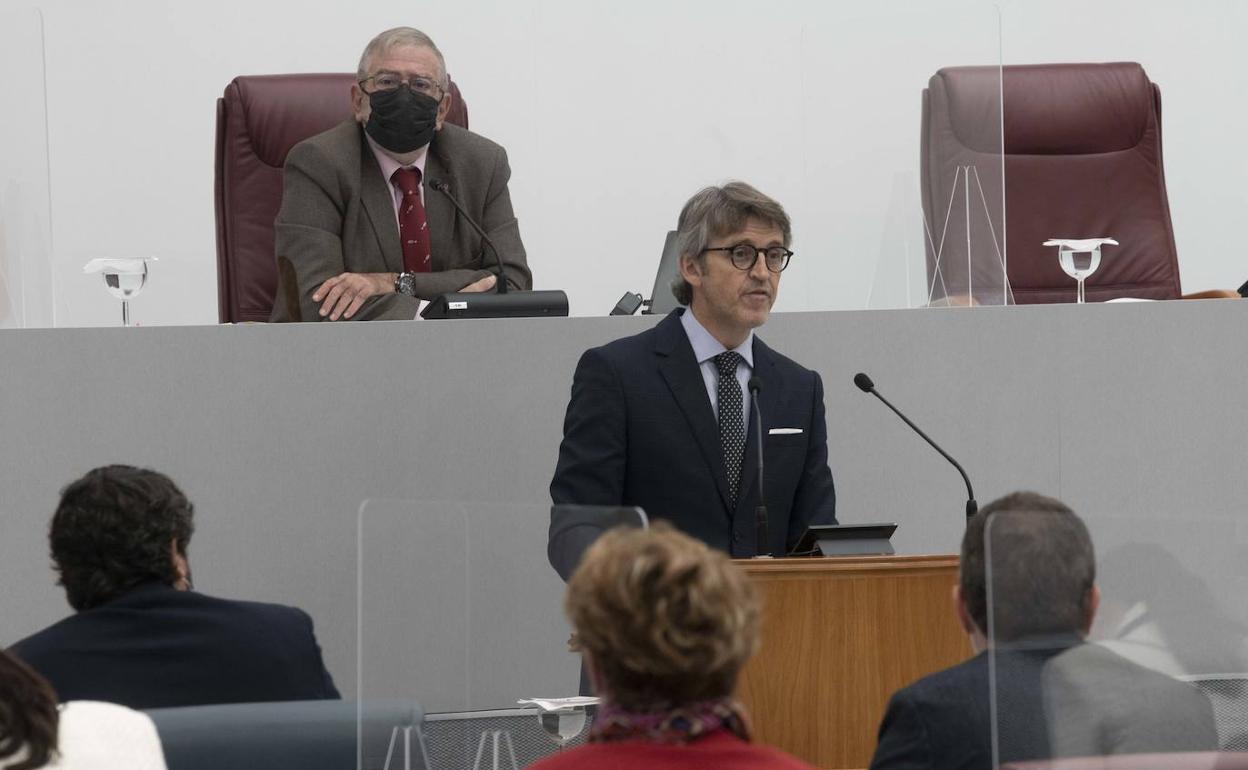 El consejero Marín explica el techo de gasto a los diputados regionales. 