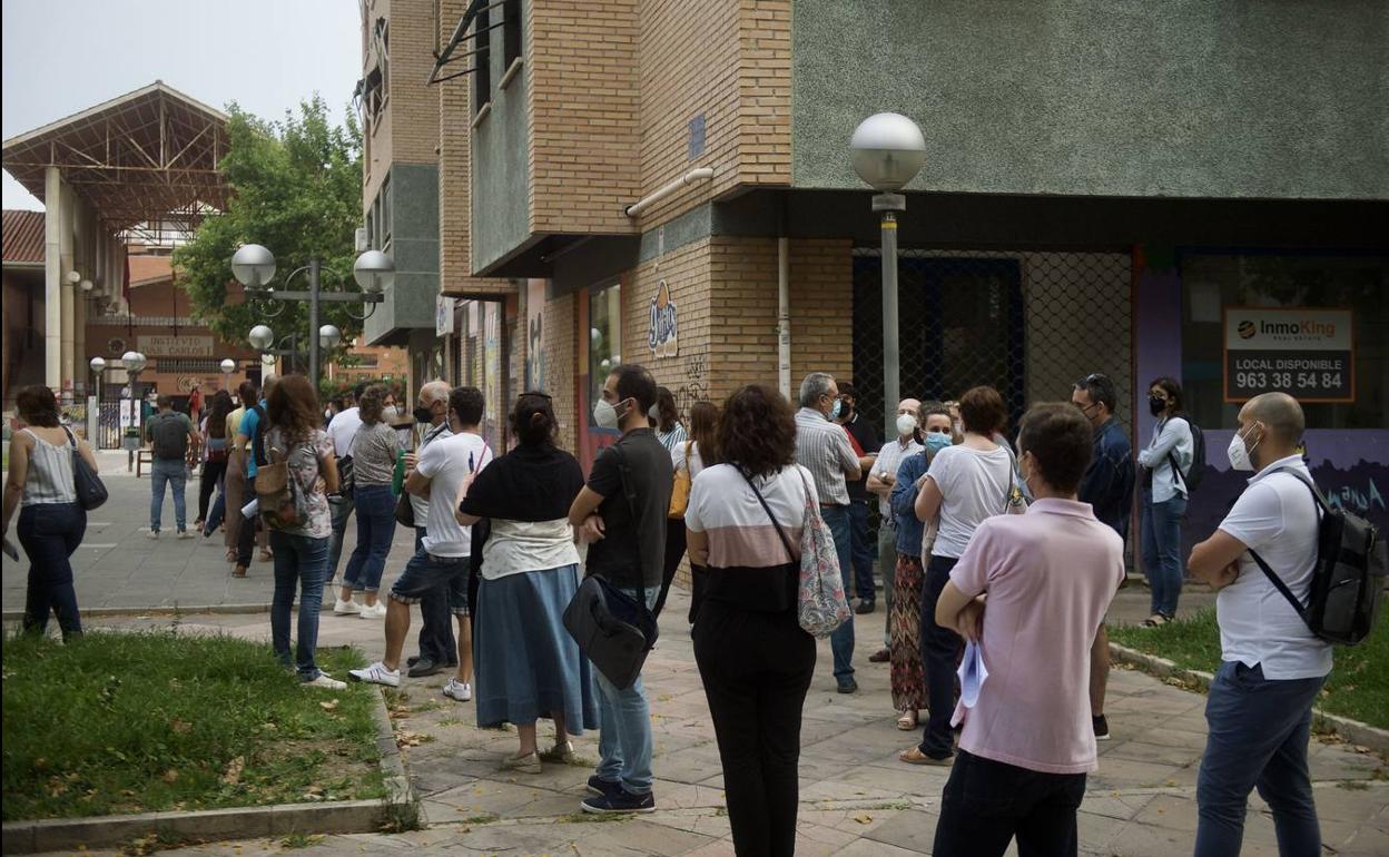 Opositores hacen cola para una prueba en una imagen de archivo. 
