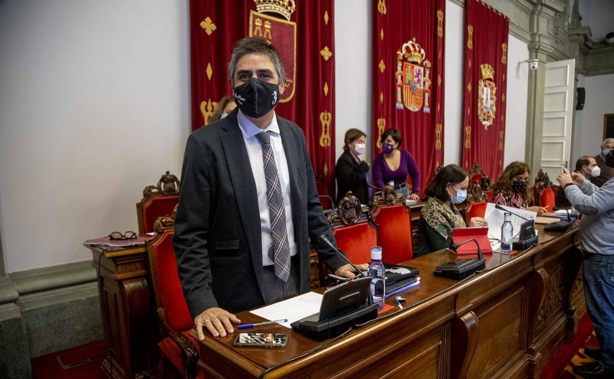 El portavoz adjunto de MC, Jesús Giménez, este viernes al inicio del Pleno Municipal.