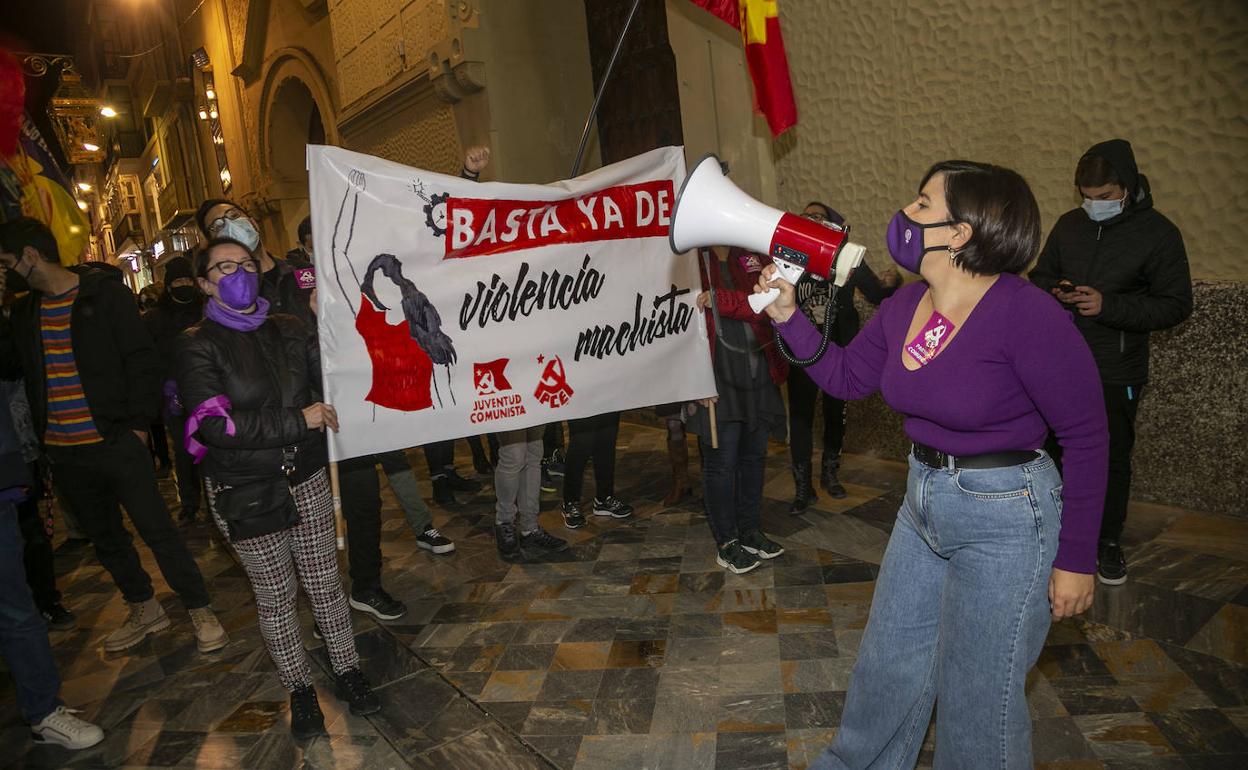 Una de las pancartas de la manifestación, en la calle Mayor de Cartagena. 