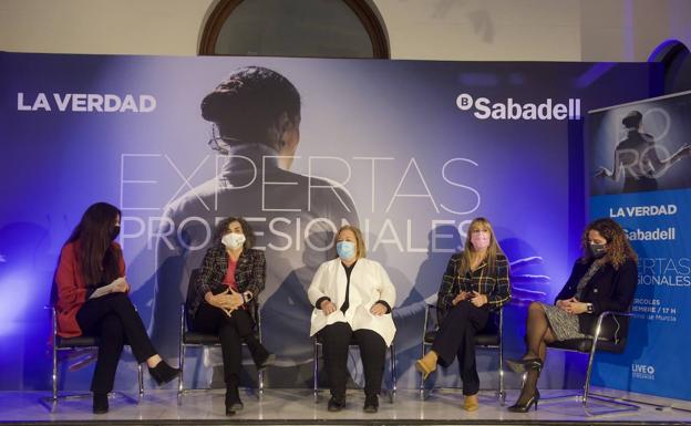 La periodista Lydia Martín moderó ayer el foro en el que participaron Beatriz Miguel, Ana Correa, Isabel Sánchez y Gloria Abellán. 
