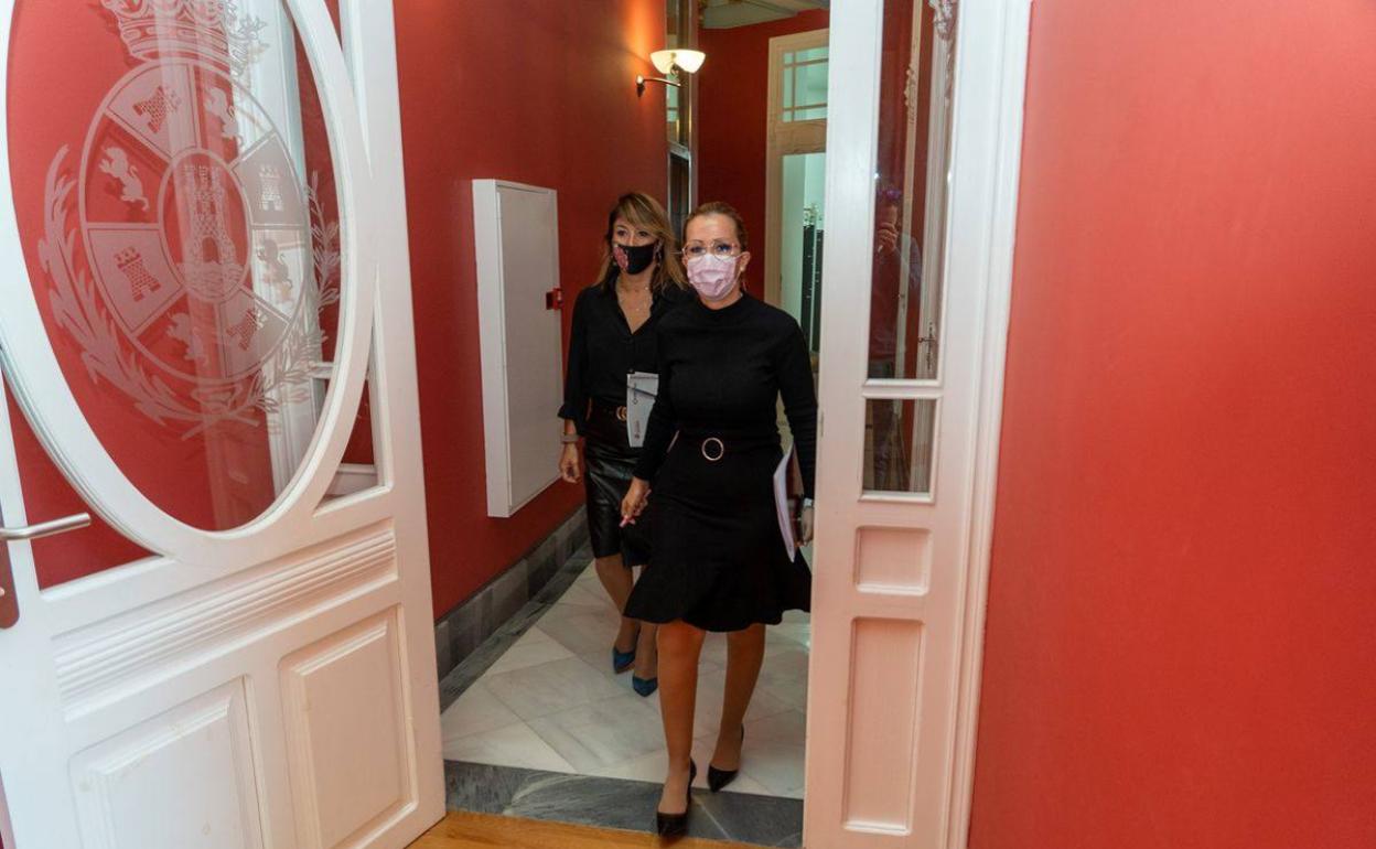 Ana Belén Castejón, seguida por la edil de Ciudad Sostenible, Cristina Mora, antes de la rueda de prensa 