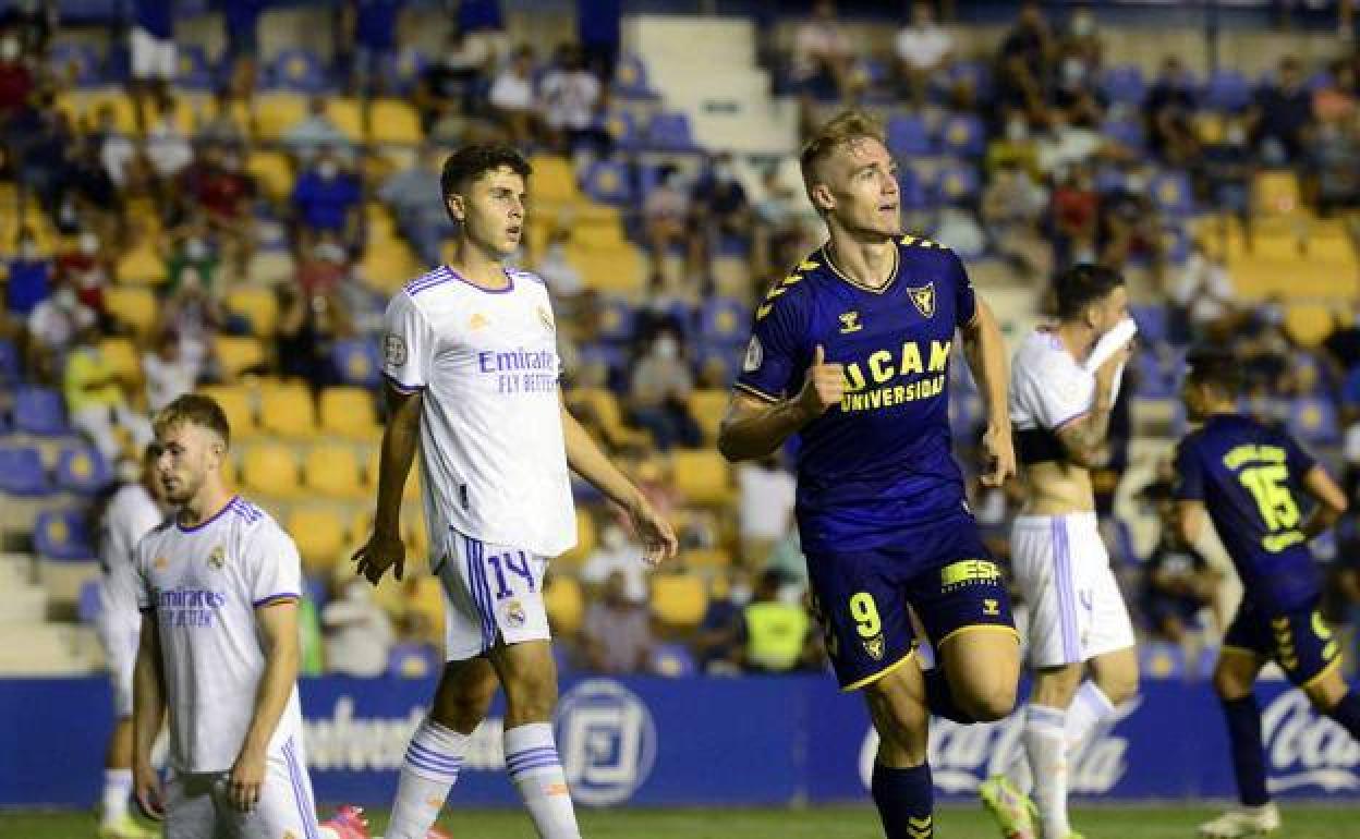 Manu Garrido, delantero del UCAM, durante un partido de la temporada.