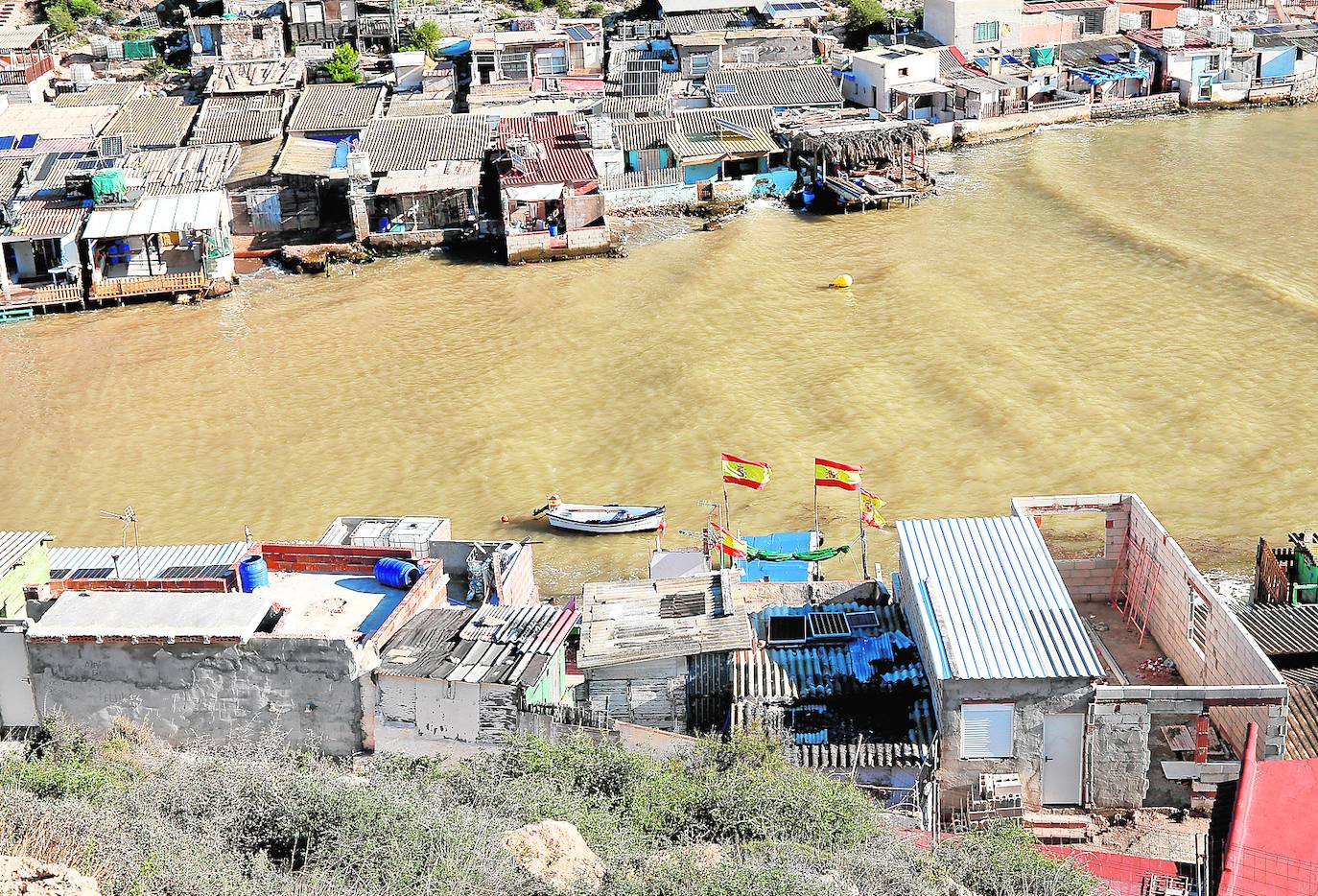 Imagen de chabolas en ambos lados de la desembocadura de la rambla de Benipila. 