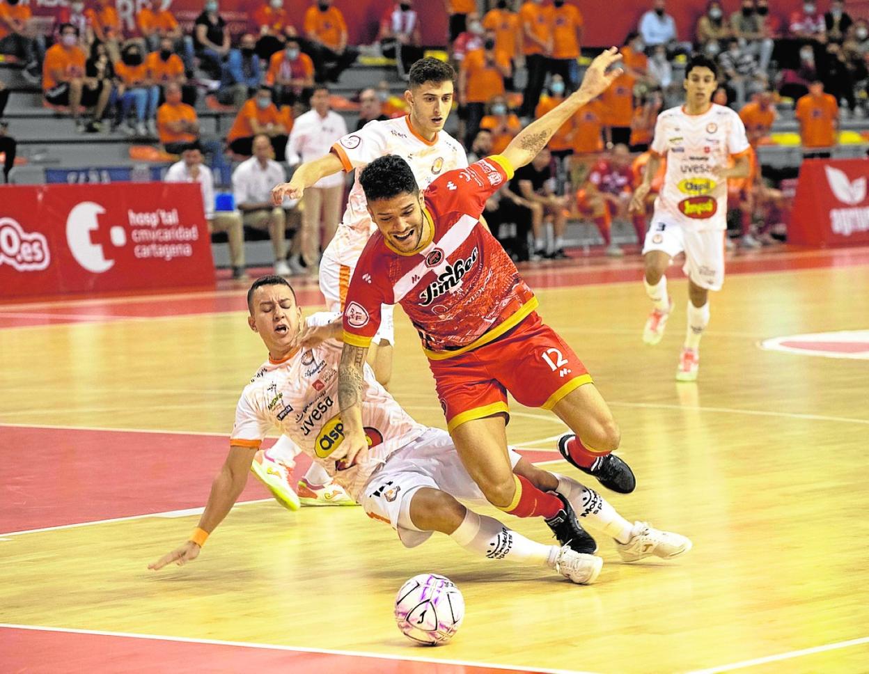 Luçao, jugador del Jimbee Cartagena, en una acción frente al Ribera Navarra, en octubre. 