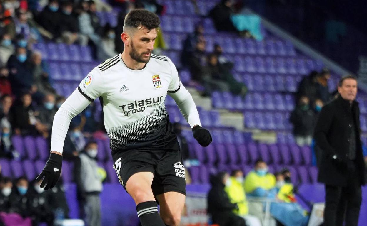Pablo Vázquez conduce el balón.