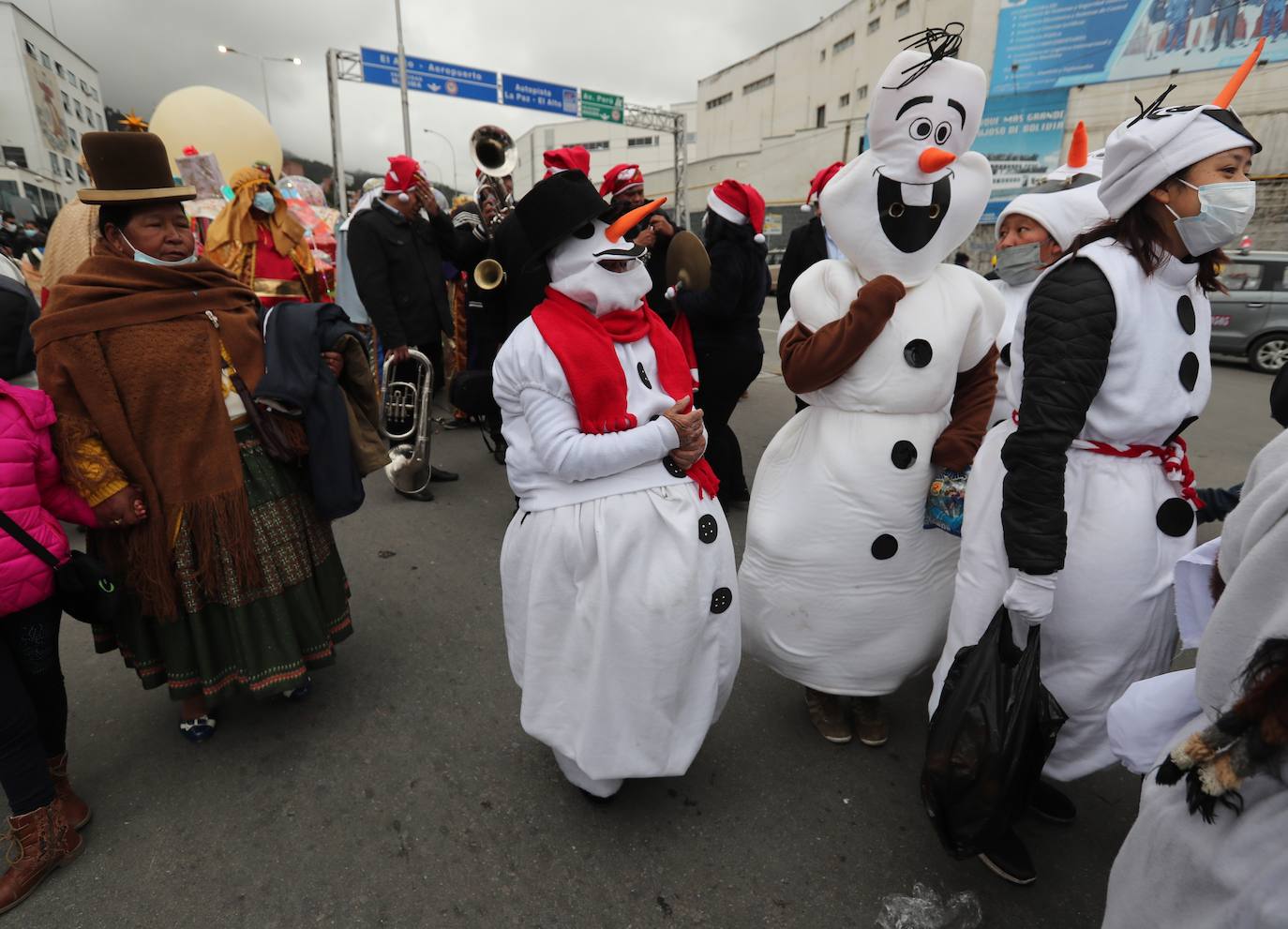 Fotos: Un colorido desfile de artesanos da la bienvenida a la Navidad en Bolivia