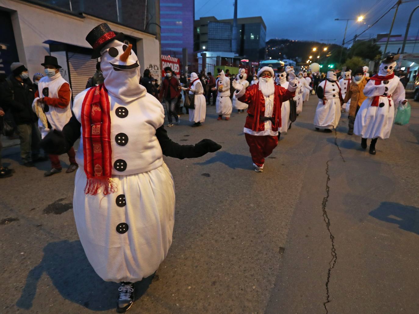 Fotos: Un colorido desfile de artesanos da la bienvenida a la Navidad en Bolivia