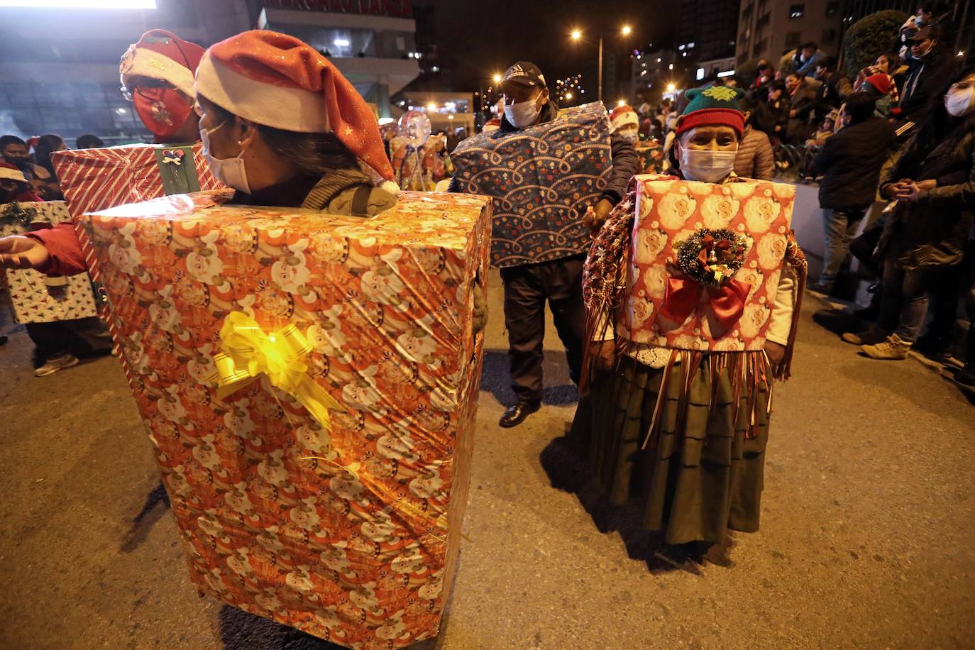 Fotos: Un colorido desfile de artesanos da la bienvenida a la Navidad en Bolivia