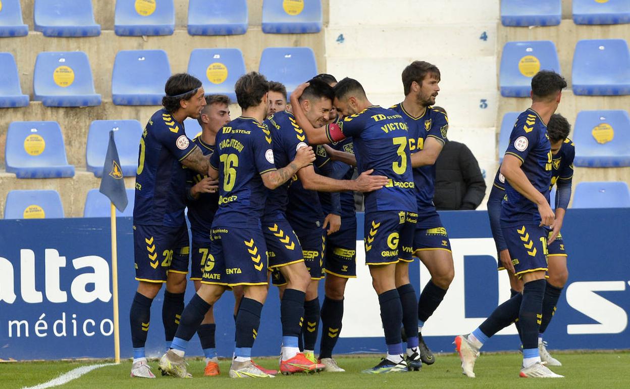 Los jugadores del UCAM celebran uno de los goles.