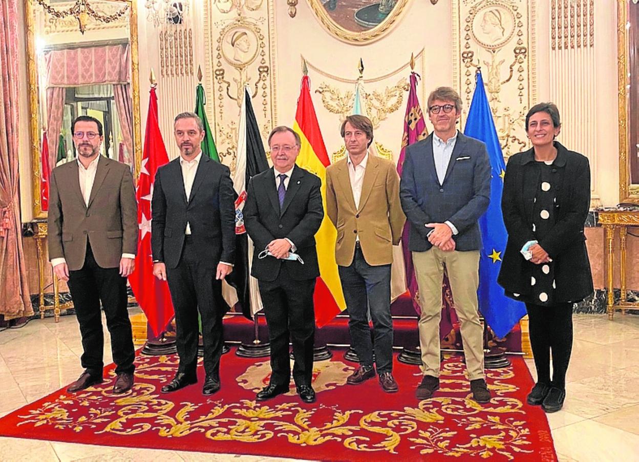 El consejero Luis Albero Marín, segundo por la derecha, junto a sus homólogos, tras la reunión mantenida ayer en Ceuta. 