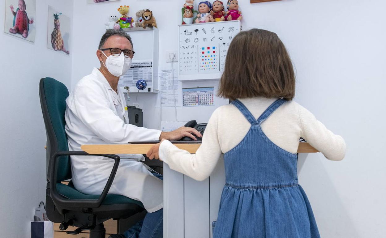 El pediatra Antonio Iofrío atiende a una niña en su consulta del centro de salud de El Ranero.