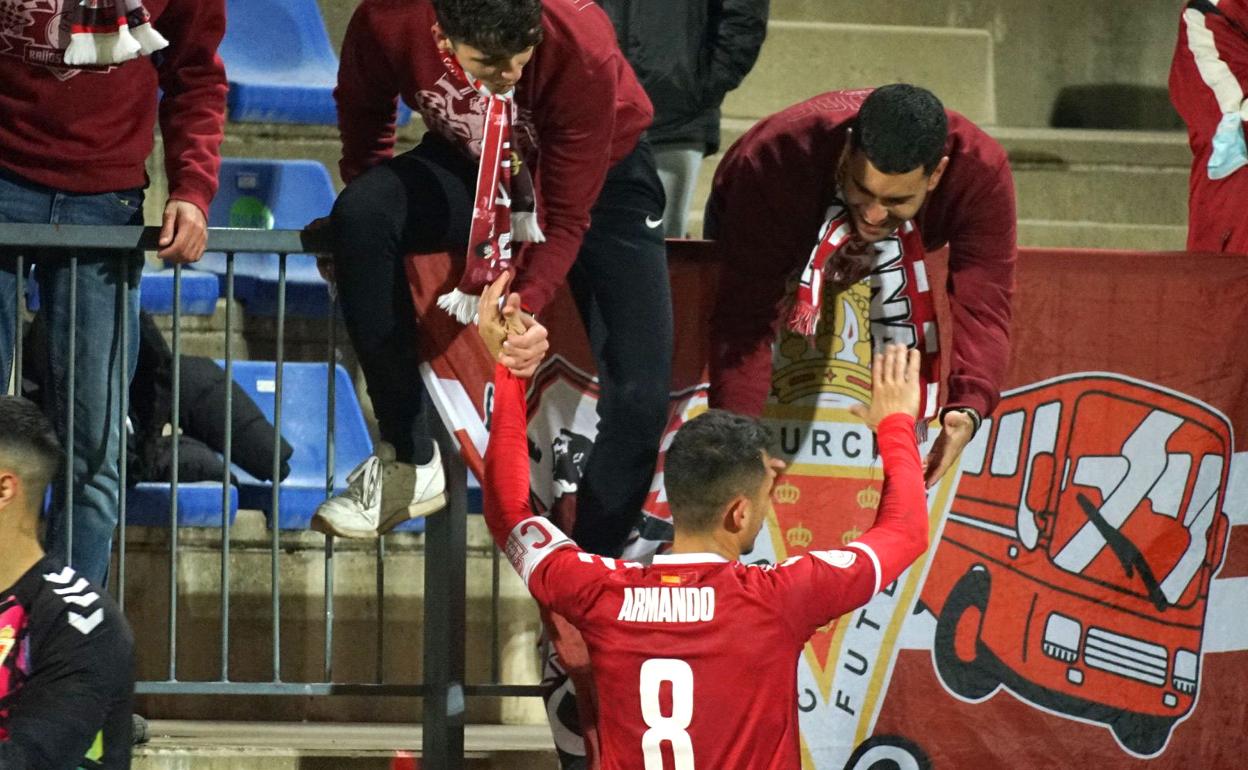 Armando celebra el triunfo con dos aficionados del Real Murcia desplazados a Puertollano el triunfo grana. 