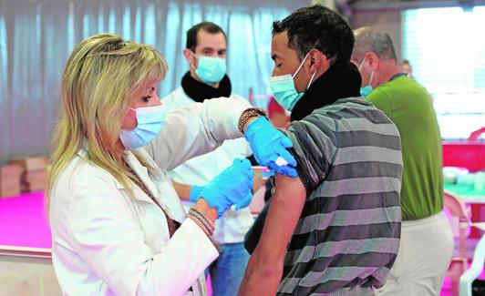 Una sanitaria administra una dosis de refuerzo a un vacunado con Janssen, ayer en Ifelor (Lorca). 