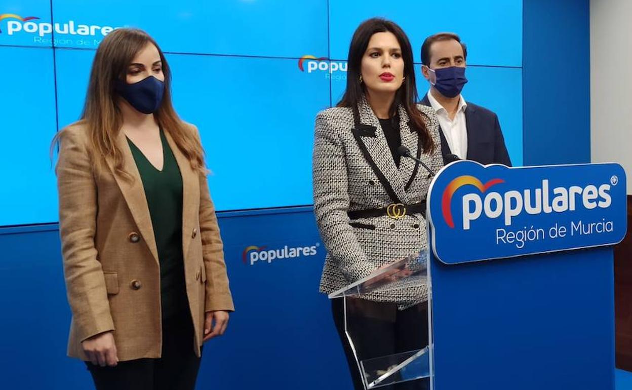 Rebeca Pérez, Miriam Guardiola y Víctor López, en rueda de prensa tras el Comité de Dirección del PPRM.