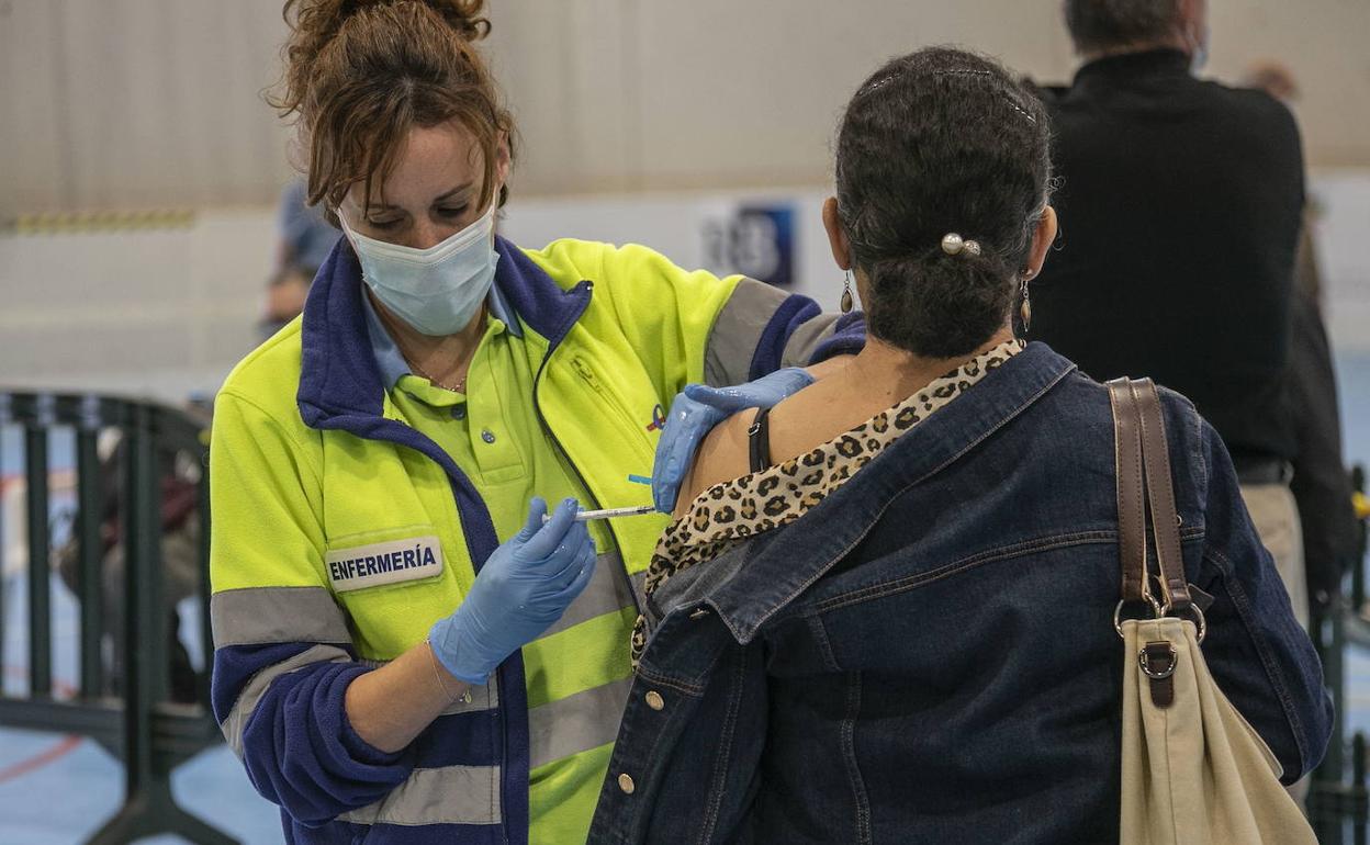 Una mujer recibe una dosis de refuerzo de Janssen, en una foto de archivo.