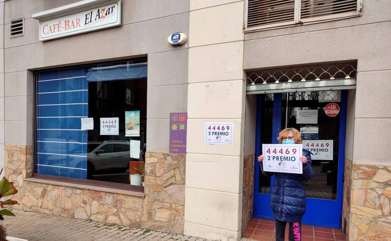 Una empleada posa este jueves a las puertas del café bar El Azar de Zamora, donde se ha vendido un décimo del número del segundo premio.