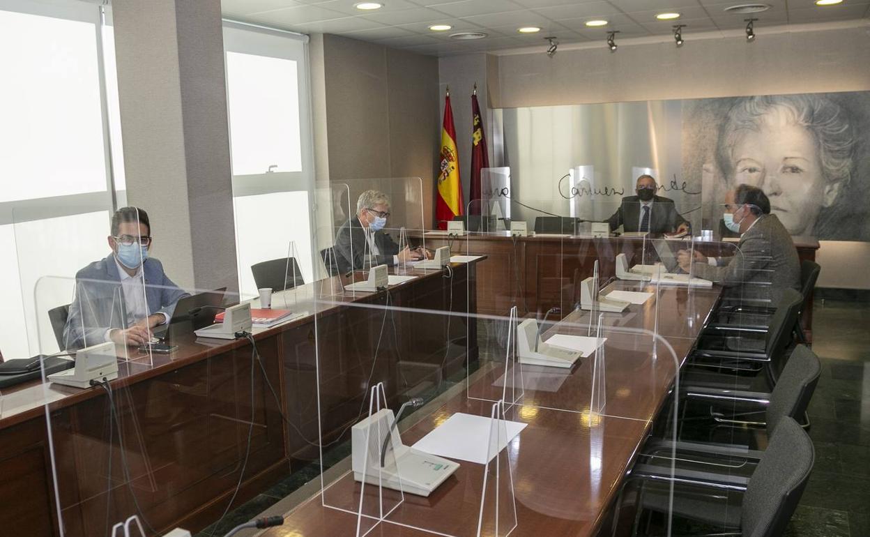 Cuatro de los cinco miembros de la Mesa, reunidos este lunes.