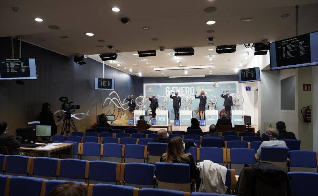 Un momento del sorteo de la Lotería del Niño.