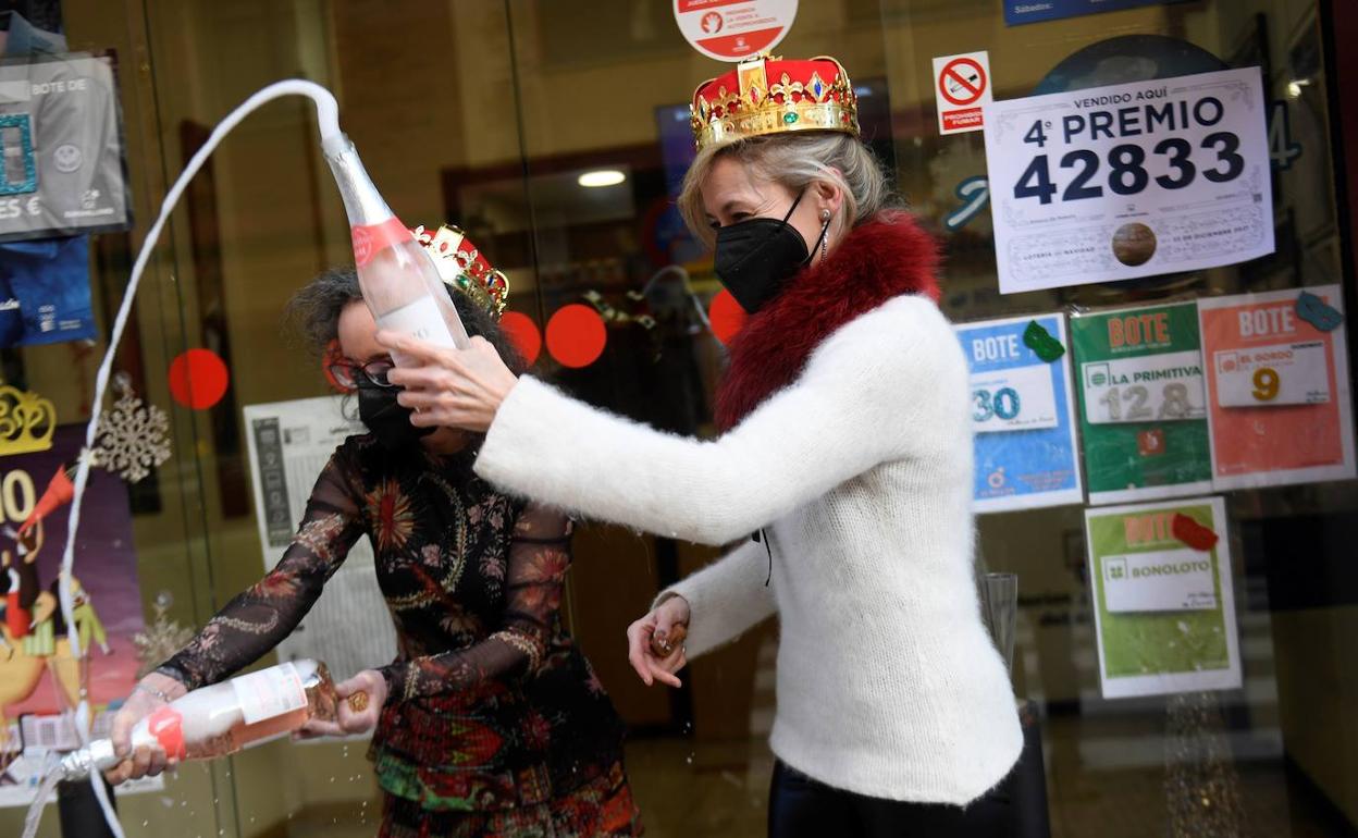 Pilar García y su socia celebran la venta del número agraciado con el segundo premio. 