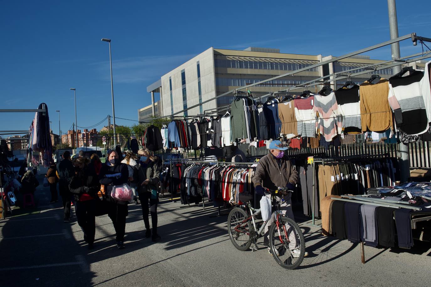 Fotos: El mercadillo dominical de Murcia se estrena junto a los juzgados