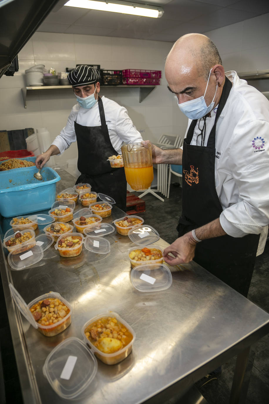 Fotos: Cocido para la mesa de Cáritas