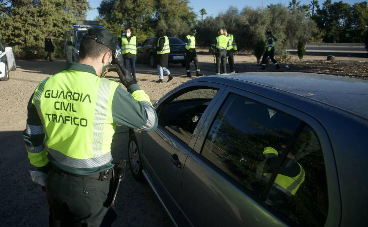 Un agente de la Guardia Civil detiene a un conductor durante un control, en una foto de archivo.